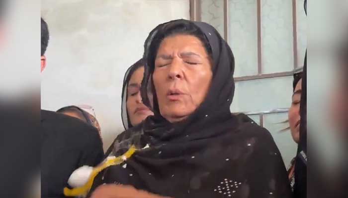 “Aleema Khan attacked with eggs outside Adiala Jail after Toshakhana case hearing in Rawalpindi as PTI workers protest.”